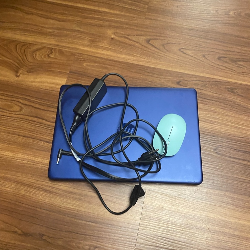 HP stream 14inch laptop ( 12mo Microsoft 365 included) w charger and usb mouse